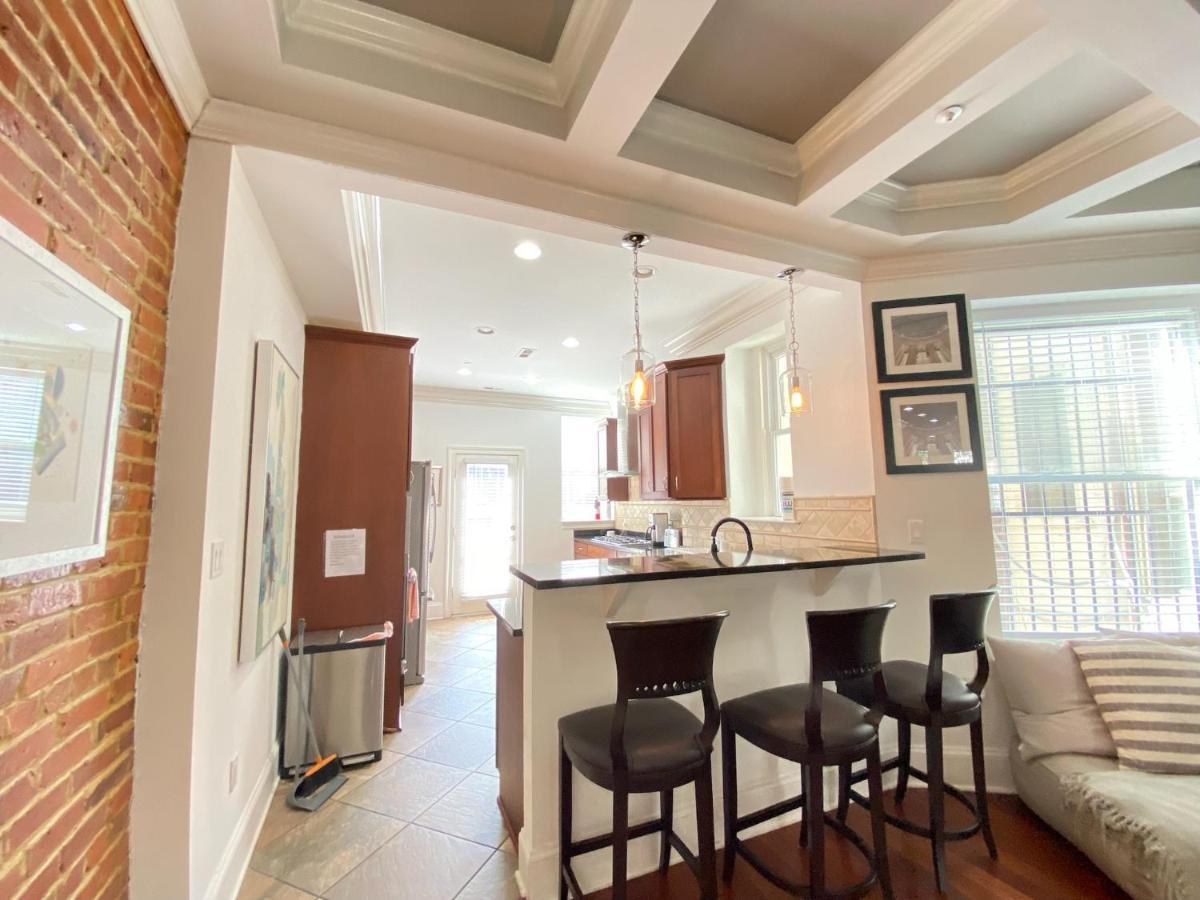 Classy Victorian Brownstone Subway Shopping Hébergement de vacances Washington